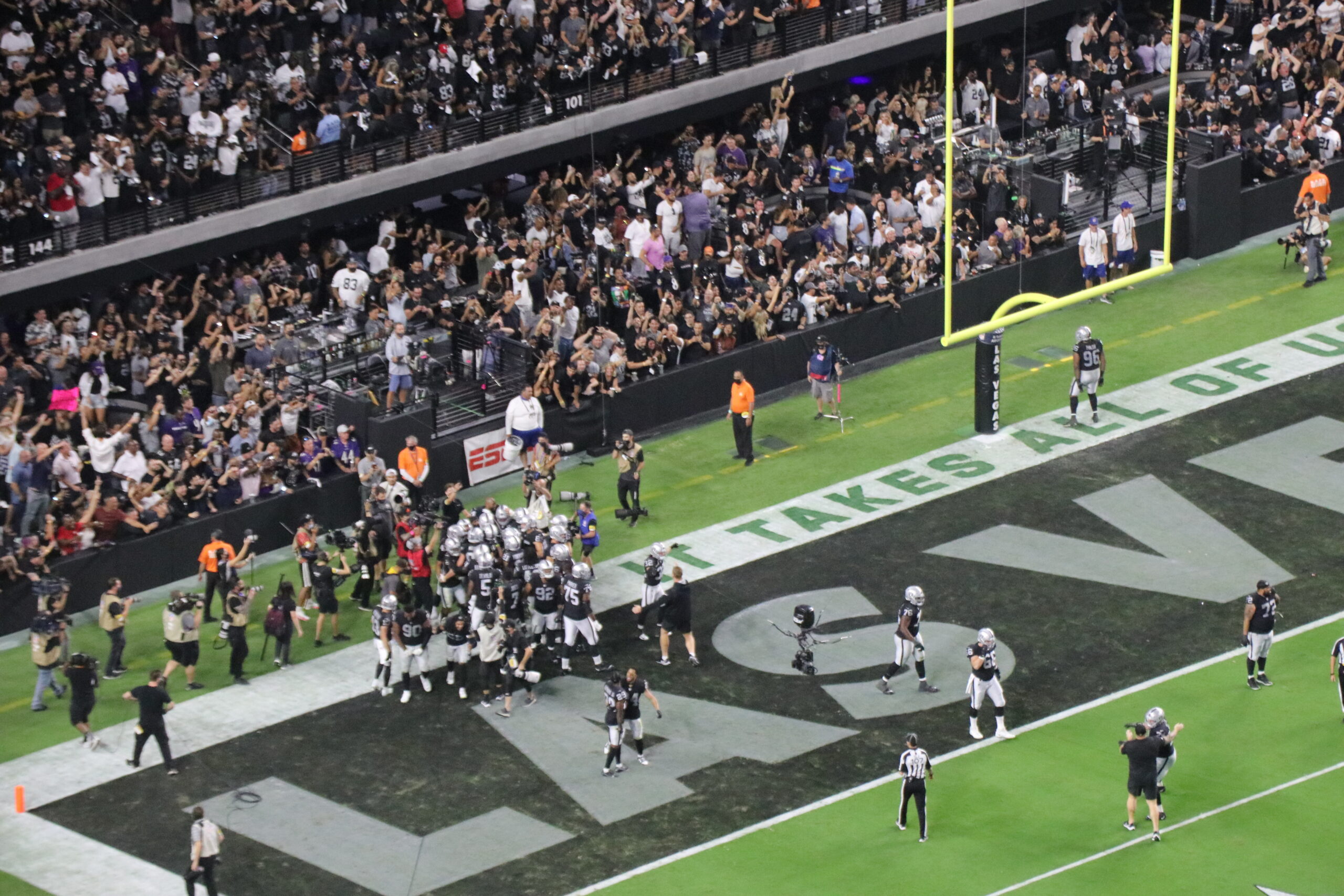 NFL's Las Vegas Raiders win in overtime, delighting first crowd to watch a  regular-season game there – Cedar City News