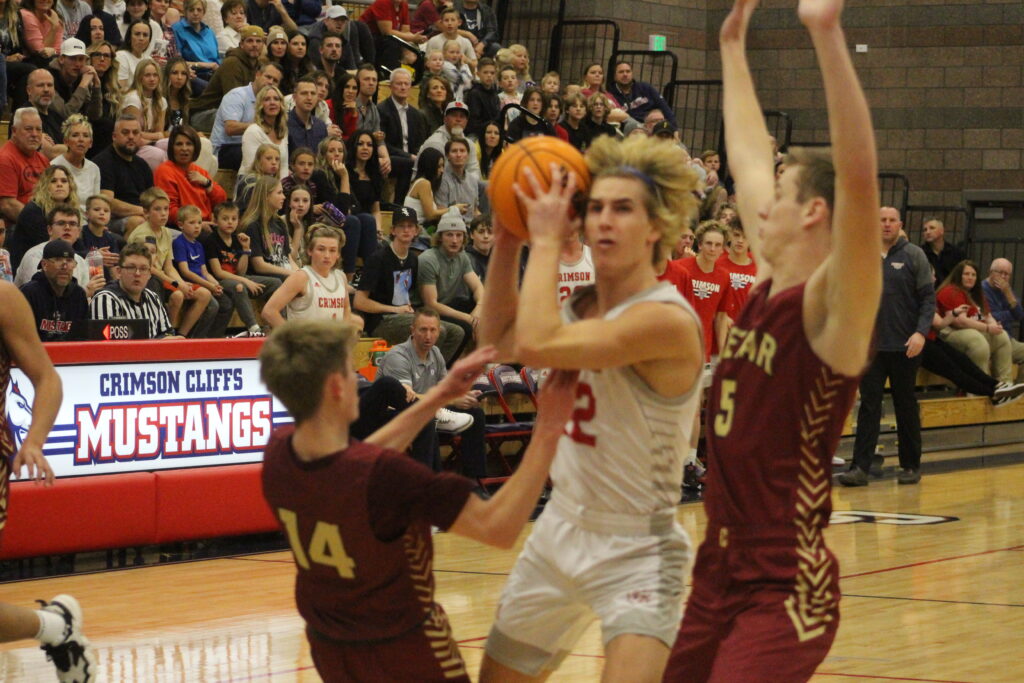 Region 10 boys basketball: Unbeaten Dixie edges toward title; Desert Hills,  Snow Canyon also win – St George News