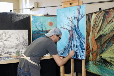 Matt Pectol works on a painting at MakeSpace Kayenta in Ivins, Utah, Oct. 25, 2023 | Photo by Jessi Bang, St. George News