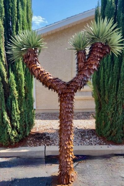 Lance Ludlow creates a Joshua Tree out of metal, location and date not specified | Photo courtesy of Gallery 873.com